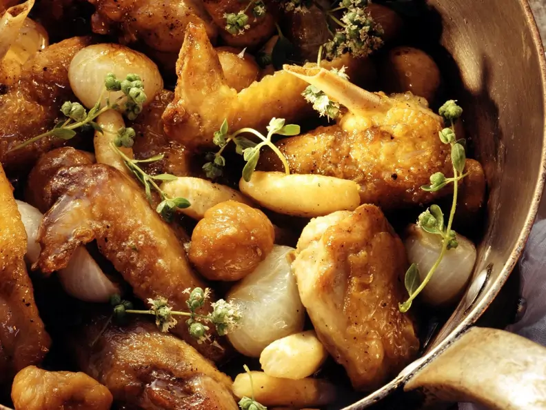 Perlhuhn mit kleinen Zwiebelchen und Maroni