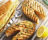 Lachs vom Grill mit Knoblauchbrot