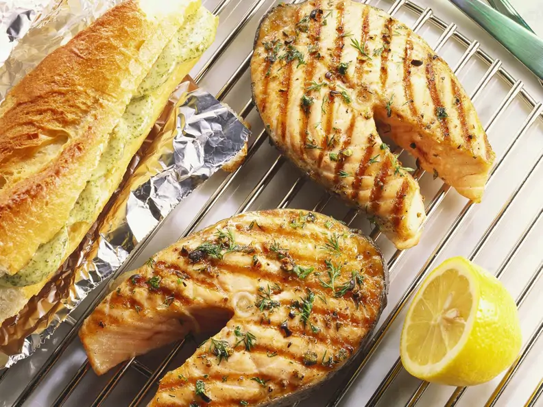 Lachs vom Grill mit Knoblauchbrot