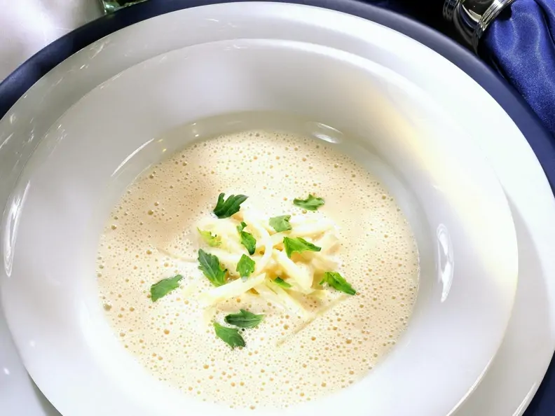 Cremige Kohlrabisuppe mit Trüffelöl