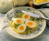 Eier mit Senfsoße