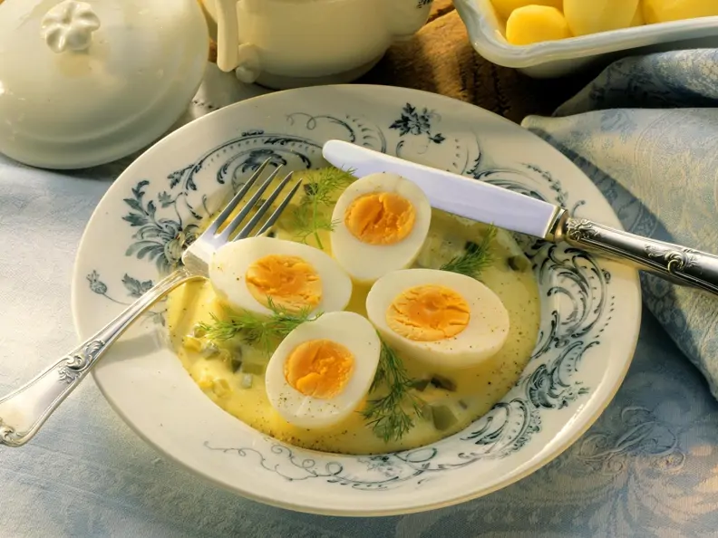 Eier mit Senfsoße