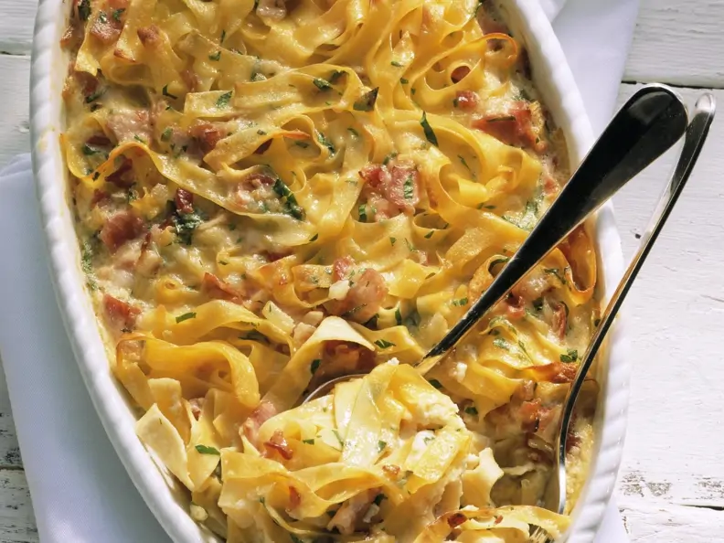 Schinken-Nudel-Gratin mit Basilikum