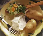 Gekochte Kartoffeln mit Quark und Karotten-Porree-Gemüse