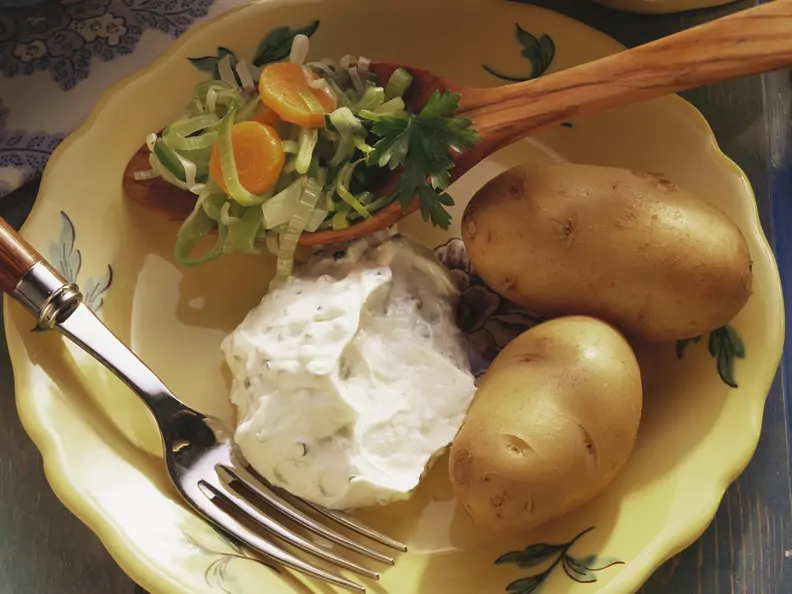 Gekochte Kartoffeln mit Quark und Karotten-Porree-Gemüse