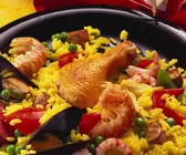 Paella mit verschiedenem Fleisch, scharfer Wurst und Meeresfrüchten