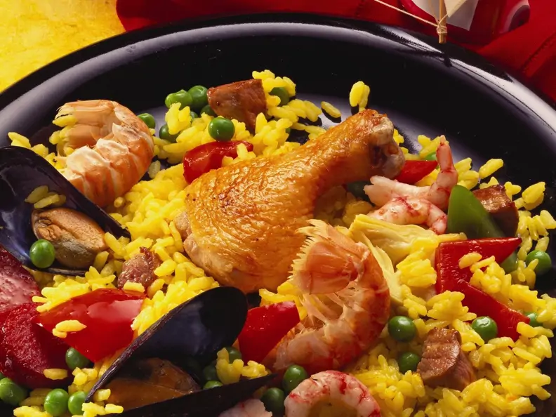 Paella mit verschiedenem Fleisch, scharfer Wurst und Meeresfrüchten