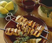 Gegrillte Hähnchenspieße mit pikanter Marinade
