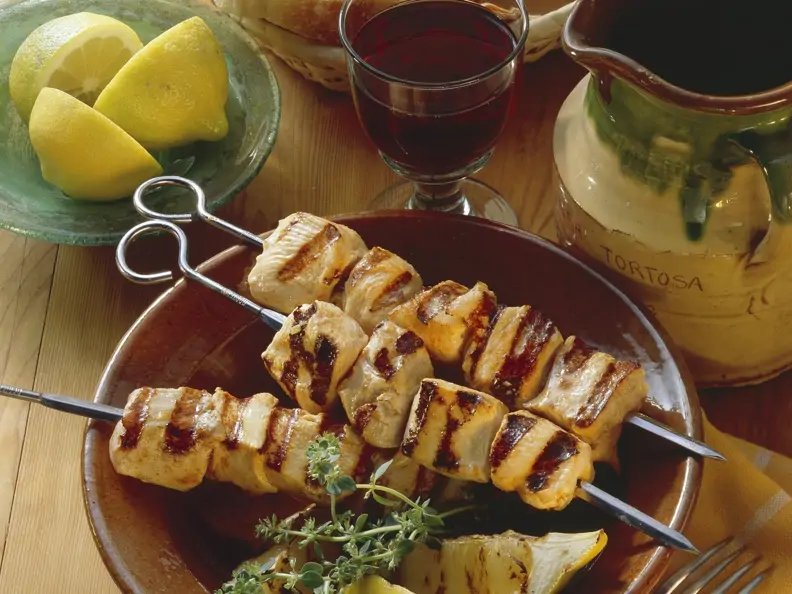 Gegrillte Hähnchenspieße mit pikanter Marinade