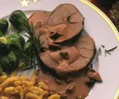 Braten vom Rind mit Pilzsoße, Rosenkohl und Spätzle