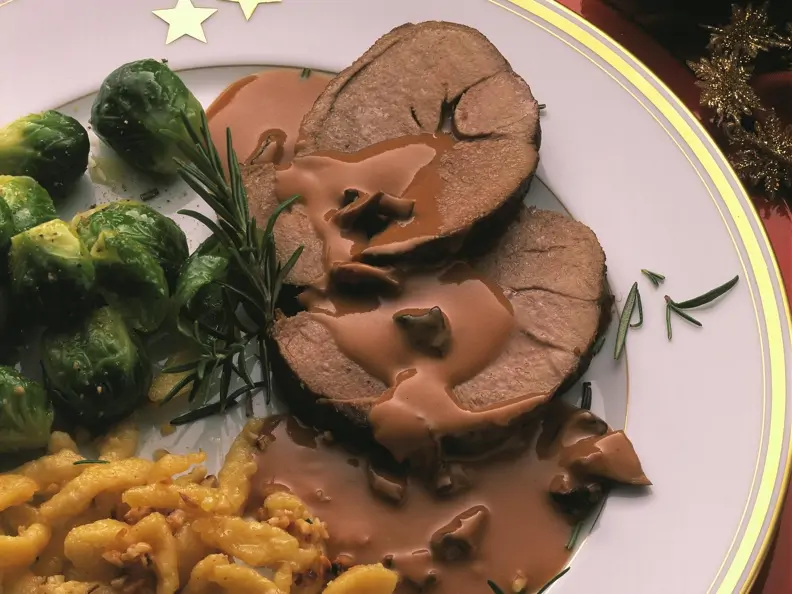Braten vom Rind mit Pilzsoße, Rosenkohl und Spätzle