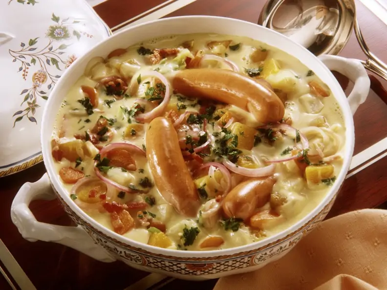 Gemüseeintopf mit Kartoffeln, Kohlrabi, Zwiebeln in sahniger Soße