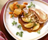 Gefülltes Schweineschnitzel mit Apfel-Weißkohl