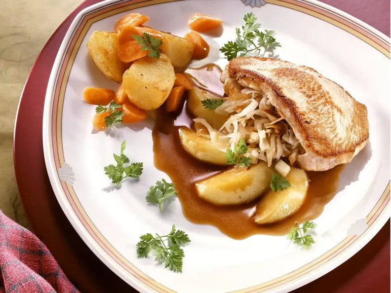 Gefülltes Schweineschnitzel mit Apfel-Weißkohl