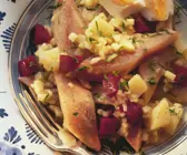 Deftiger Matjessalat mit Roter Bete, Zwiebeln, Kartoffeln und Apfel