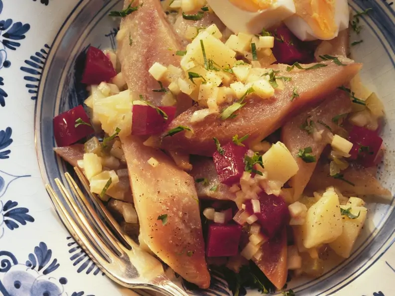 Deftiger Matjessalat mit Roter Bete, Zwiebeln, Kartoffeln und Apfel