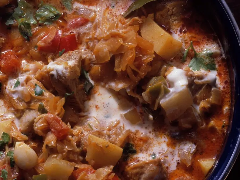 Gulasch mit Sauerkraut und Paprika (Szegediner)