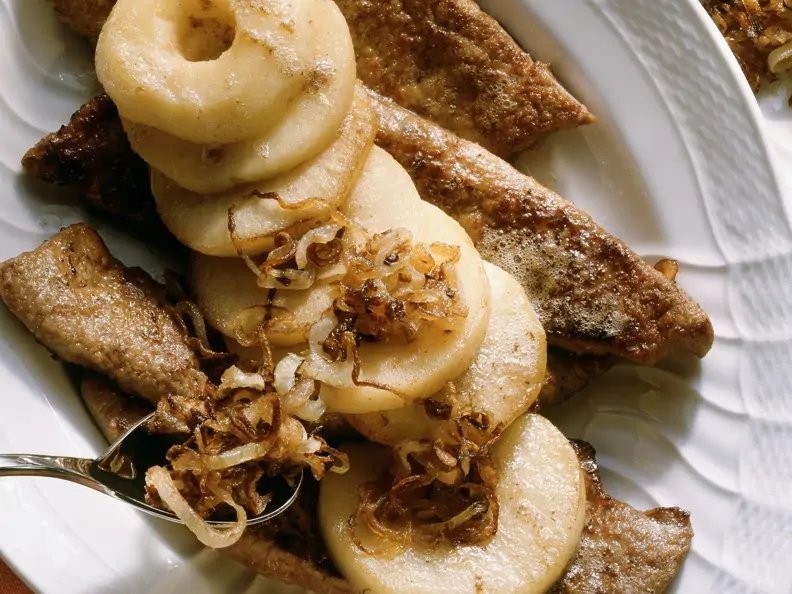 Kalbsleber mit Äpfeln und Zwiebeln (Berliner Art)