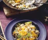 Reispfanne mit Champignons, Rührei und Zwiebeln