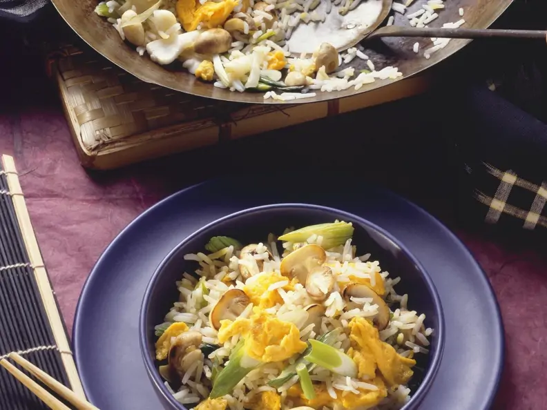 Reispfanne mit Champignons, Rührei und Zwiebeln