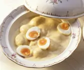 Eier in cremiger Senfsoße