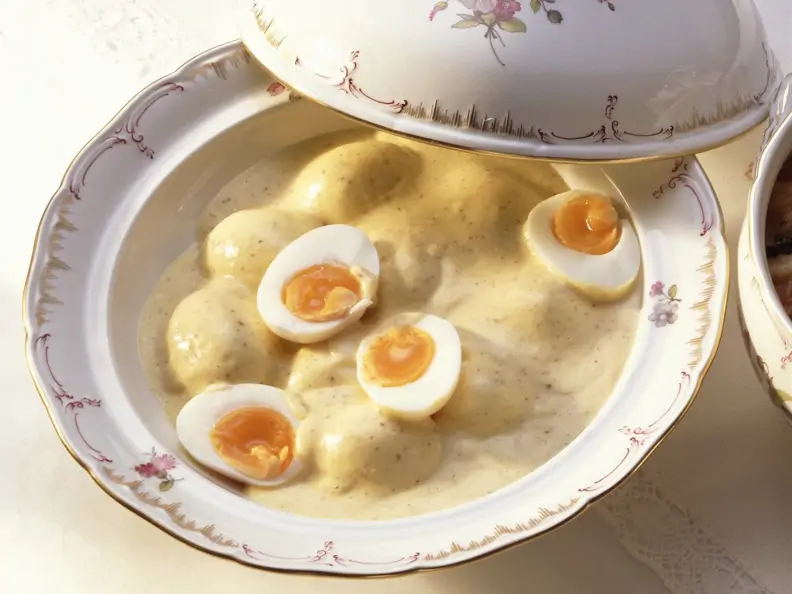 Eier in cremiger Senfsoße