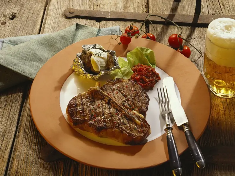 Porterhouse-Steak mit Ofenkartoffel