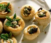 Kleine Pasteten mit Kalbsbriesragout und Morcheln