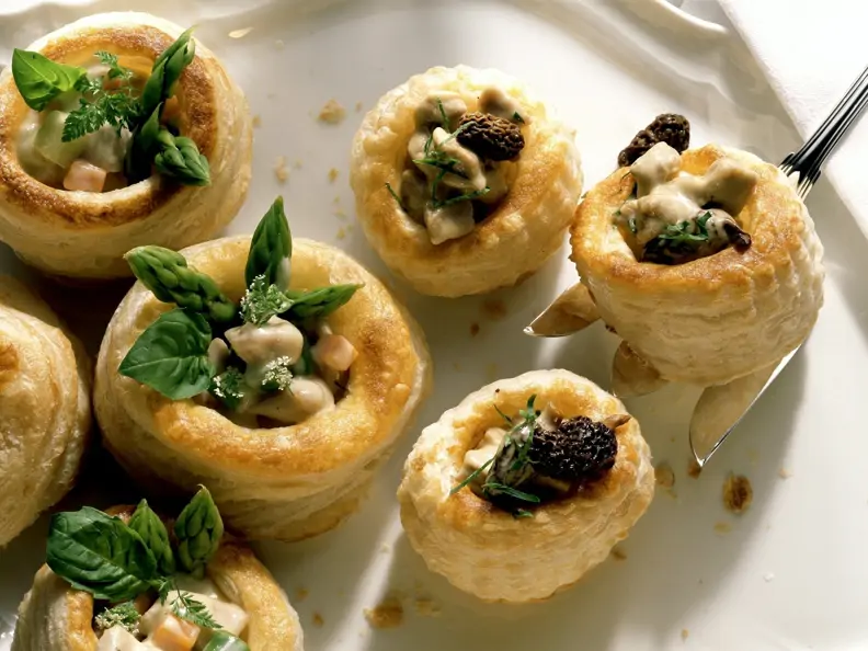 Kleine Pasteten mit Kalbsbriesragout und Morcheln