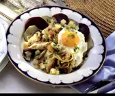Labskaus mit geräuchertem Fisch, Roter Bete, Gurken, Zwiebeln und Ei