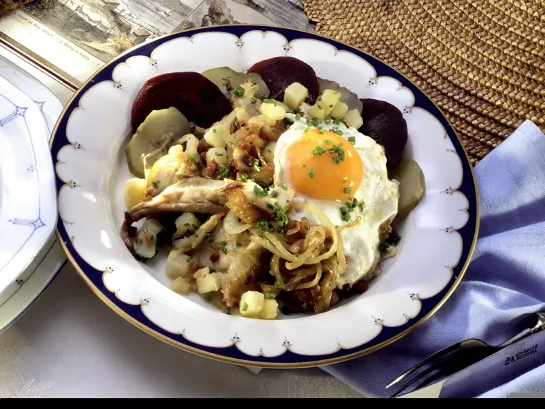 Labskaus mit geräuchertem Fisch, Roter Bete, Gurken, Zwiebeln und Ei