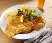 Klassisches Schnitzel mit Kartoffelsalat
