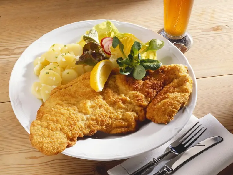 Klassisches Schnitzel mit Kartoffelsalat