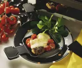 Raclette mit Buletten und Tomaten