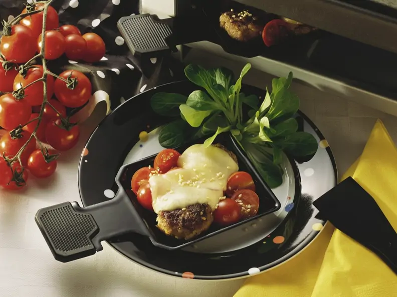 Raclette mit Buletten und Tomaten