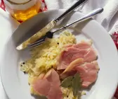 Schweinshaxe mit Sauerkraut