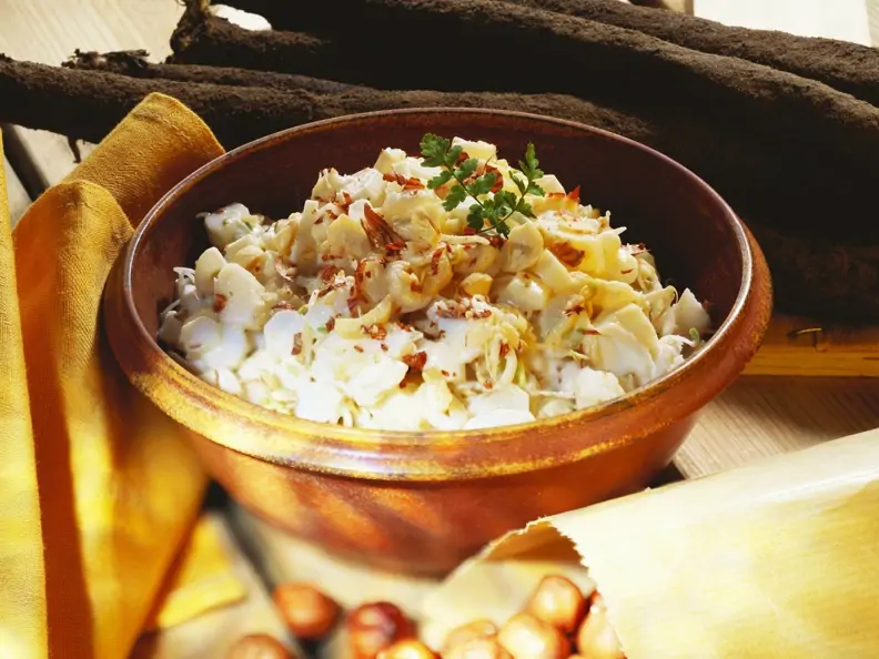 Salat aus Schwarzwurzeln mit Haselnüssen