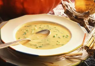 Kürbiscremesuppe mit Kräutern
