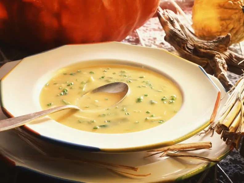 Kürbiscremesuppe mit Kräutern