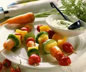Gemüsestückchen am Spieß mit Kräuterdip