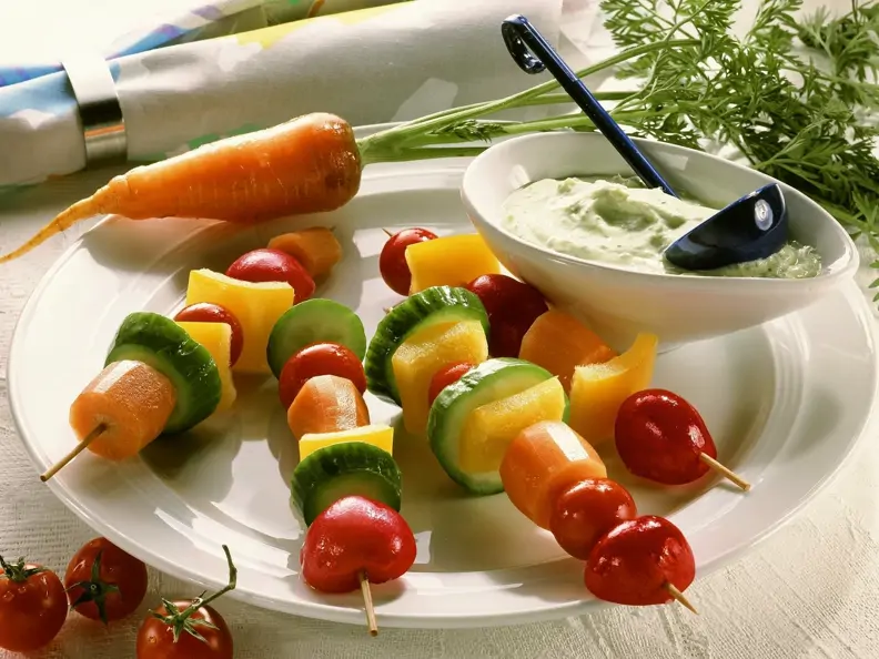 Gemüsestückchen am Spieß mit Kräuterdip