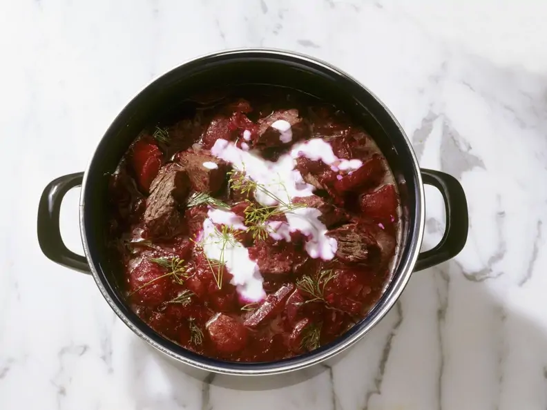 Rote Bete-Suppe nach russischer Art (Borschtsch)