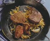 Beefsteak mit Zwiebelgemüse