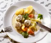 Kleine Hackfleischknödel mit geschmorten Gurken