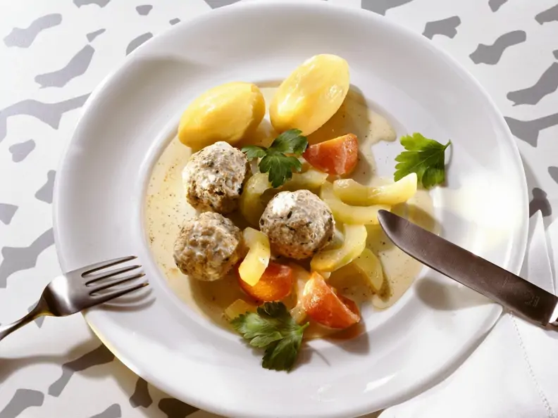 Kleine Hackfleischknödel mit geschmorten Gurken