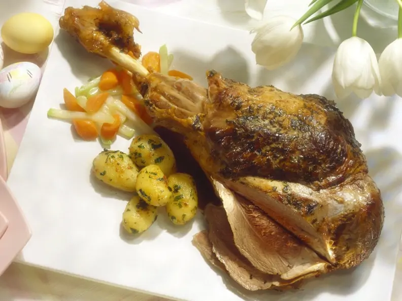 Lammkeule mit gemischtem Gemüse