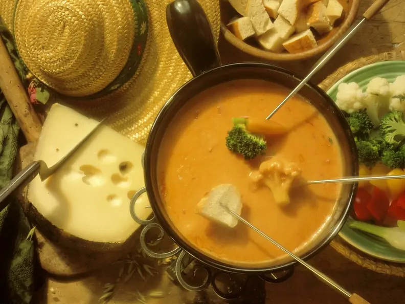 Käsefondue mit Tomate