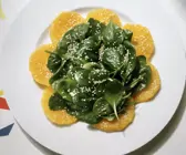 Frischer Spinatsalat mit Orange