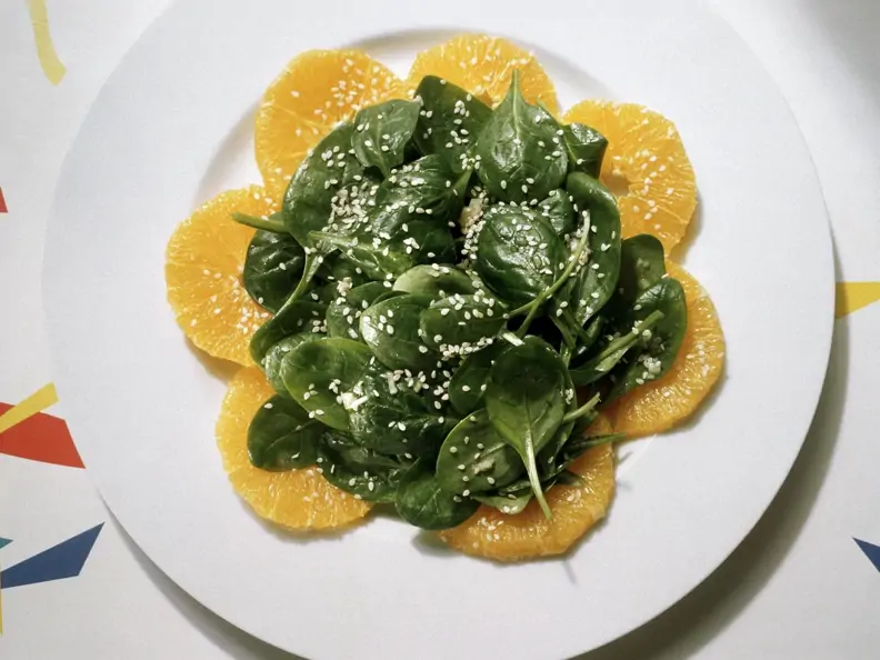 Frischer Spinatsalat mit Orange