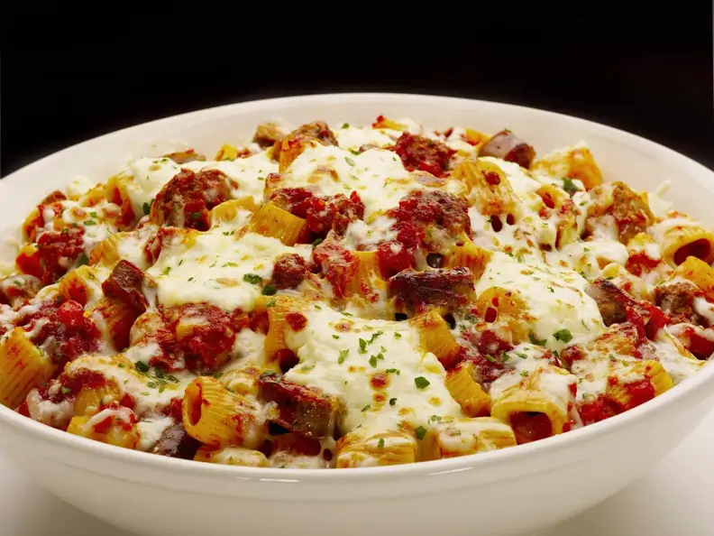 Rigatoni al forno mit Rindfleisch und Mozzarella